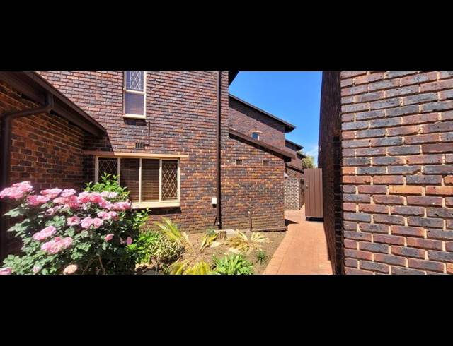 3 BEDROOM TOWNHOUSE FOR SALE IN BRACKENHURST